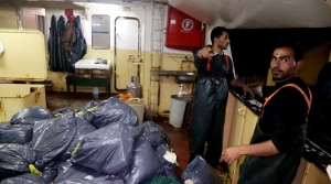 Μια παρέα νέων καθαρίζει τις θάλασσες από τα πλαστικά με τη βοήθεια ψαράδων