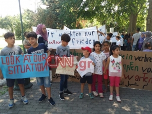 Διαμαρτυρία προσφύγων έξω από τη γερμανική πρεσβεία στην Αθήνα