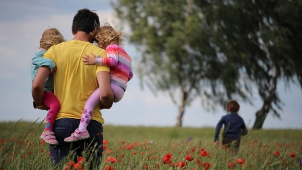 «Ενεργοί μπαμπάδες»: Η συνεπιμέλεια και ο ίσος χρόνος με τους δύο γονείς είναι δικαίωμα του παιδιού