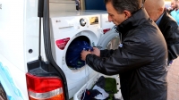 Ένα κινητό πλυντήριο ρούχων για άστεγους